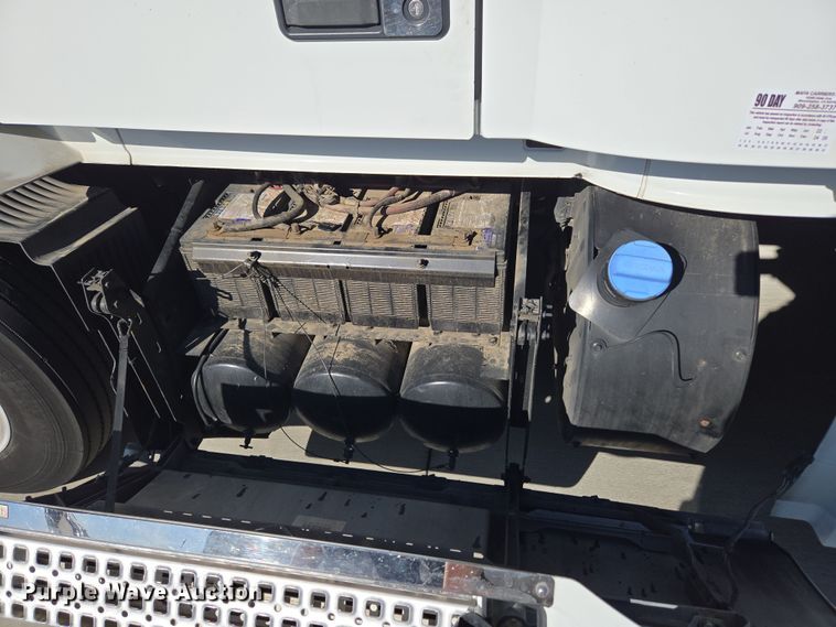 image for item DT7048 2016 Volvo VN semi truck