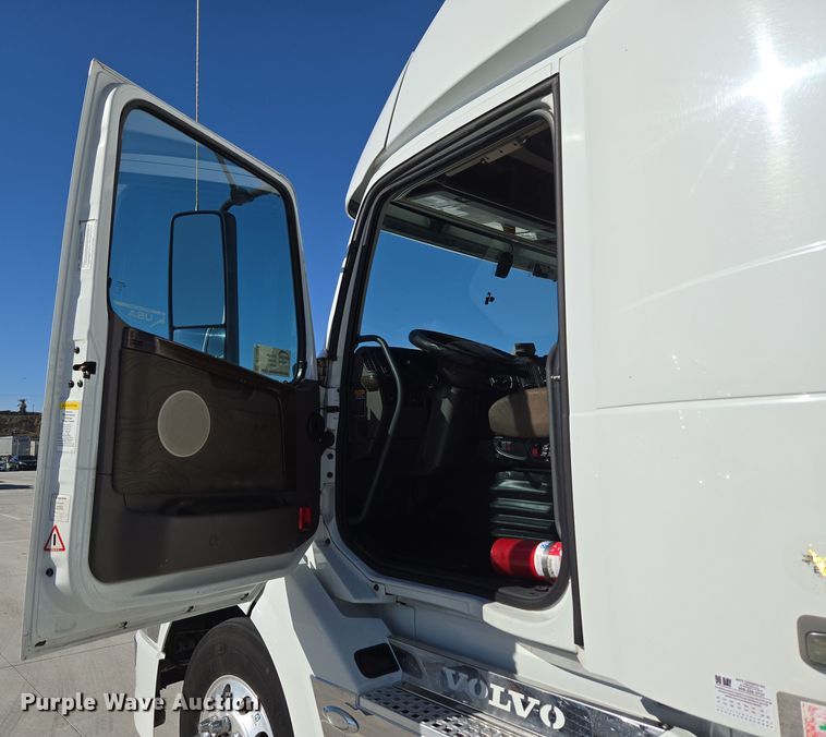 image for item DT7048 2016 Volvo VN semi truck