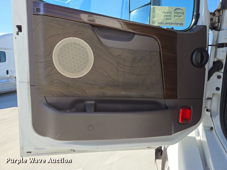 image for item DT7048 2016 Volvo VN semi truck