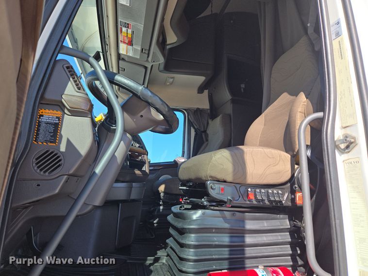 image for item DT7048 2016 Volvo VN semi truck