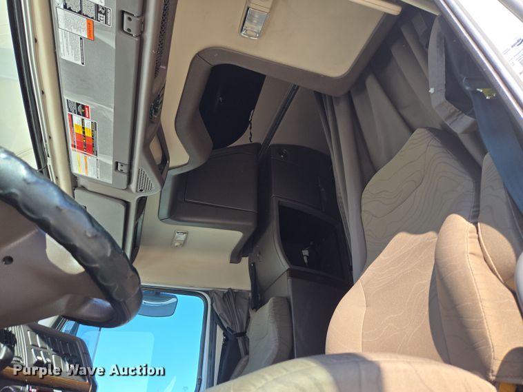 image for item DT7048 2016 Volvo VN semi truck