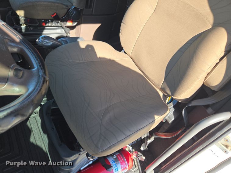 image for item DT7048 2016 Volvo VN semi truck