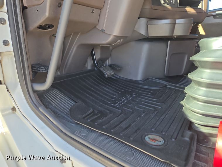 image for item DT7048 2016 Volvo VN semi truck