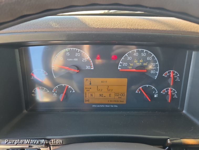 image for item DT7048 2016 Volvo VN semi truck