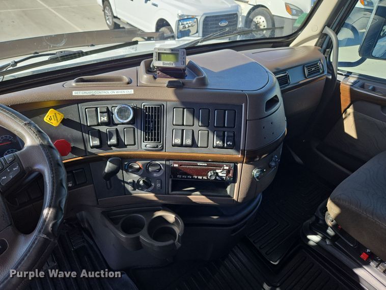 image for item DT7048 2016 Volvo VN semi truck