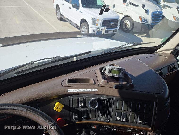 image for item DT7048 2016 Volvo VN semi truck