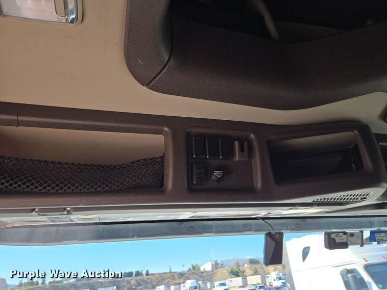 image for item DT7048 2016 Volvo VN semi truck