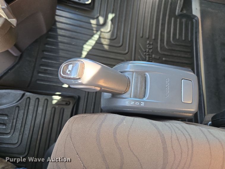 image for item DT7048 2016 Volvo VN semi truck