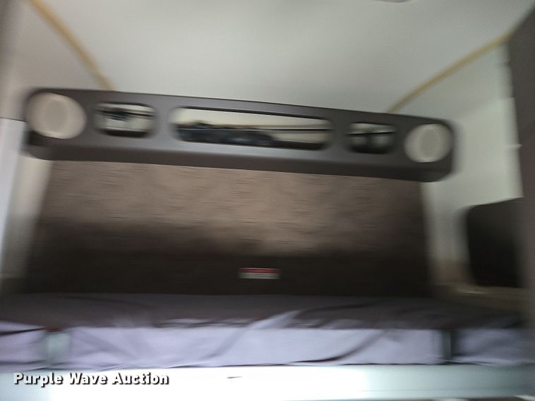 image for item DT7048 2016 Volvo VN semi truck