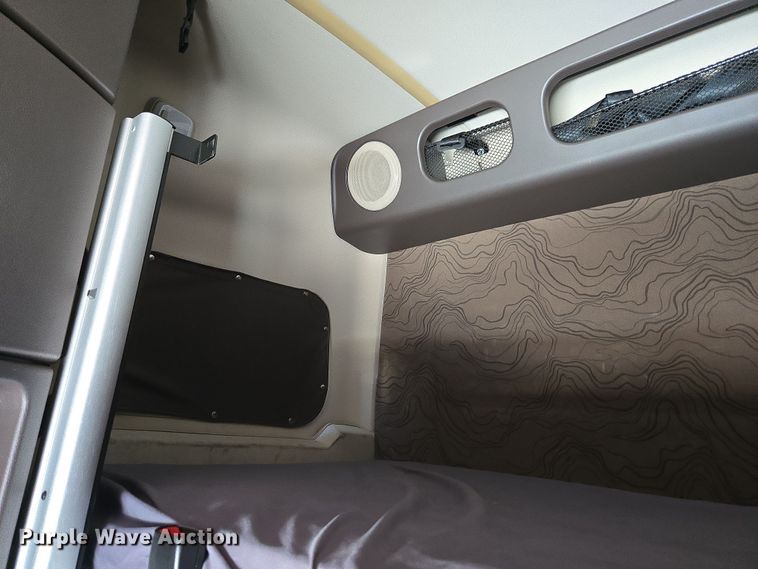 image for item DT7048 2016 Volvo VN semi truck