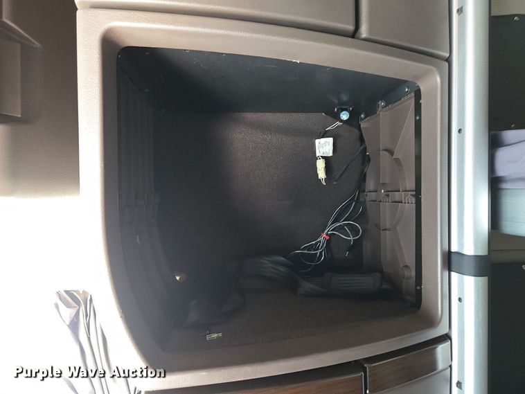 image for item DT7048 2016 Volvo VN semi truck