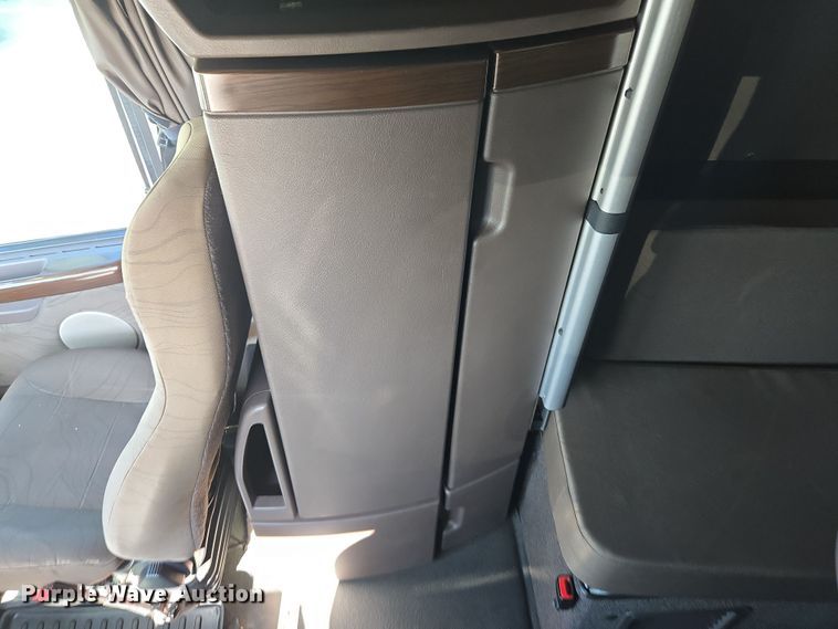 image for item DT7048 2016 Volvo VN semi truck