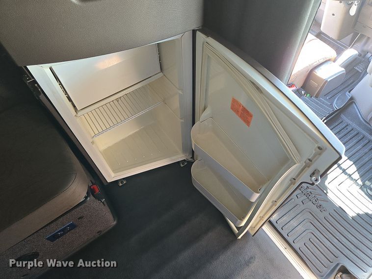 image for item DT7048 2016 Volvo VN semi truck