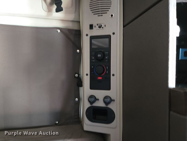 image for item DT7048 2016 Volvo VN semi truck