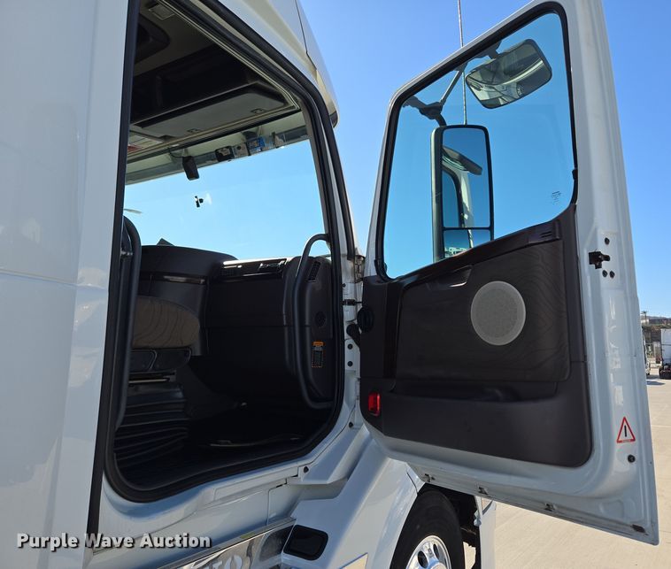 image for item DT7048 2016 Volvo VN semi truck