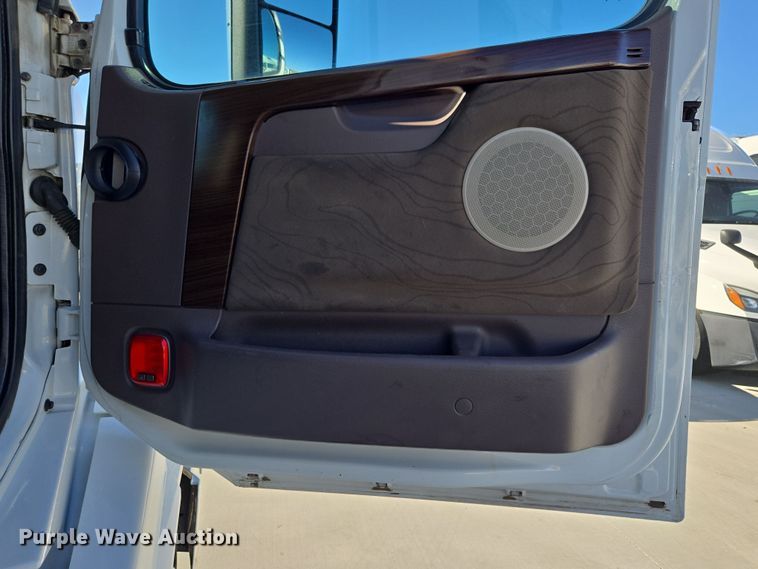 image for item DT7048 2016 Volvo VN semi truck