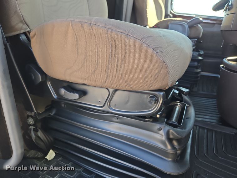 image for item DT7048 2016 Volvo VN semi truck