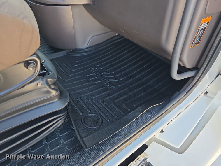 image for item DT7048 2016 Volvo VN semi truck