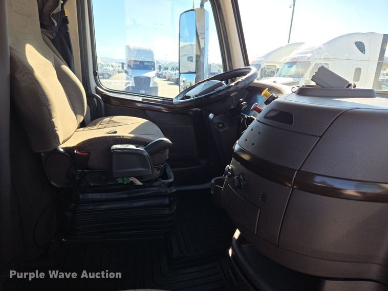 image for item DT7048 2016 Volvo VN semi truck