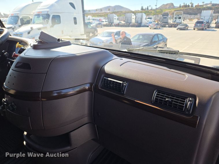 image for item DT7048 2016 Volvo VN semi truck