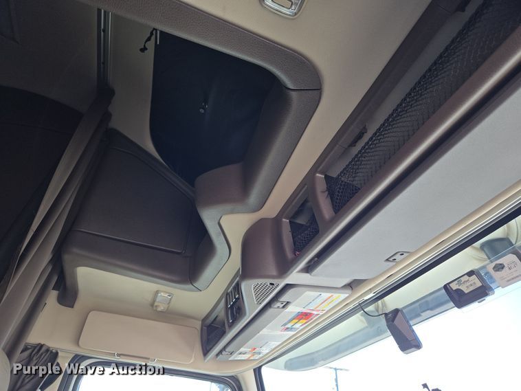 image for item DT7048 2016 Volvo VN semi truck