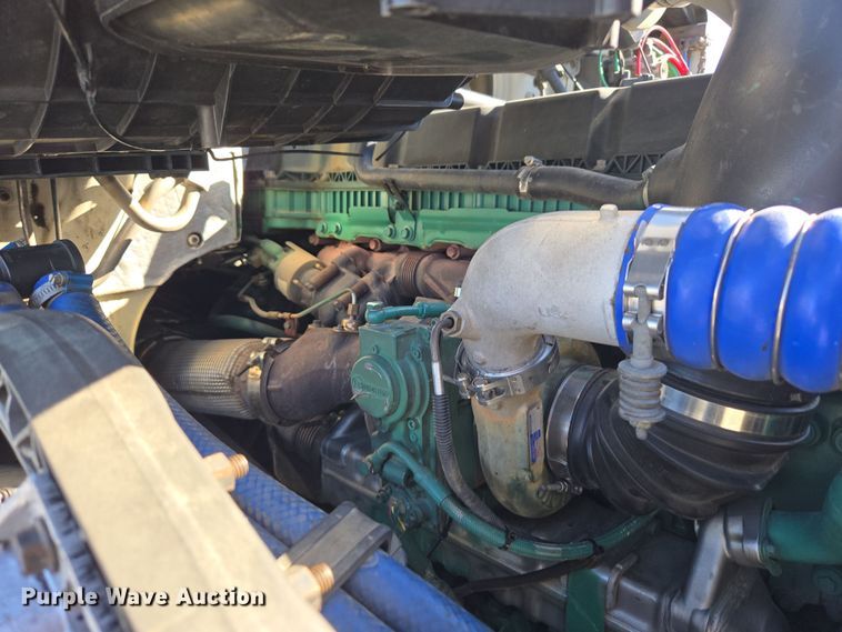 image for item DT7048 2016 Volvo VN semi truck