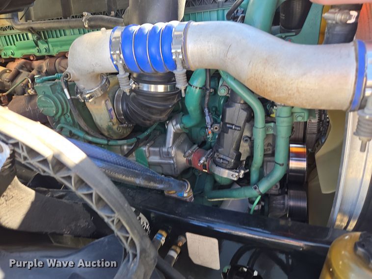 image for item DT7048 2016 Volvo VN semi truck