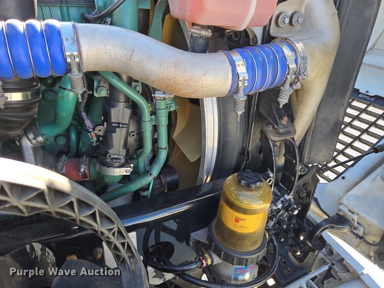 image for item DT7048 2016 Volvo VN semi truck