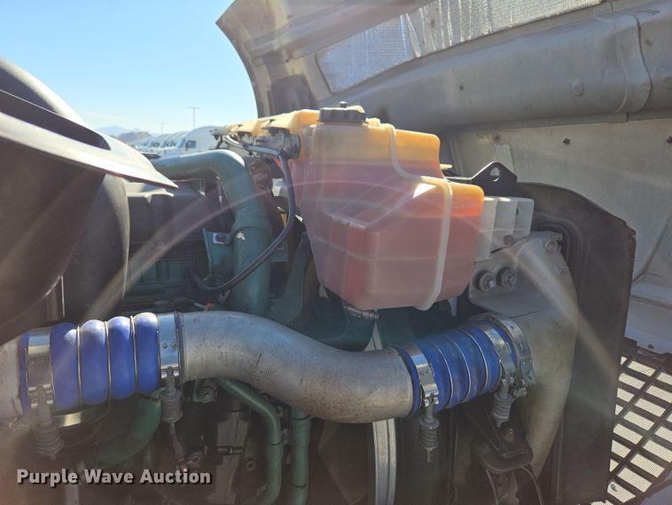 image for item DT7048 2016 Volvo VN semi truck