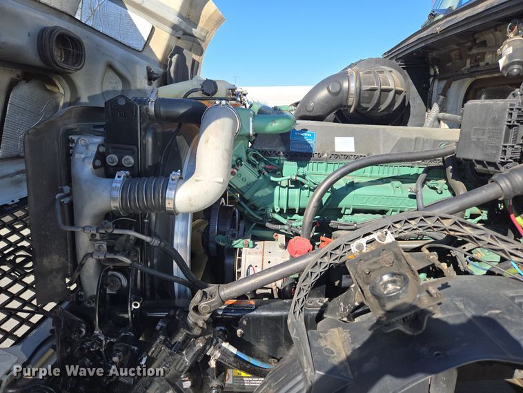 image for item DT7048 2016 Volvo VN semi truck