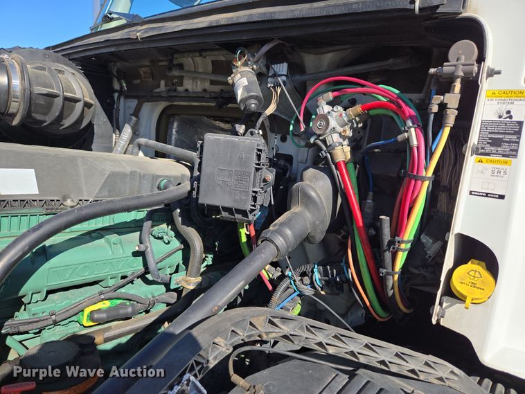 image for item DT7048 2016 Volvo VN semi truck