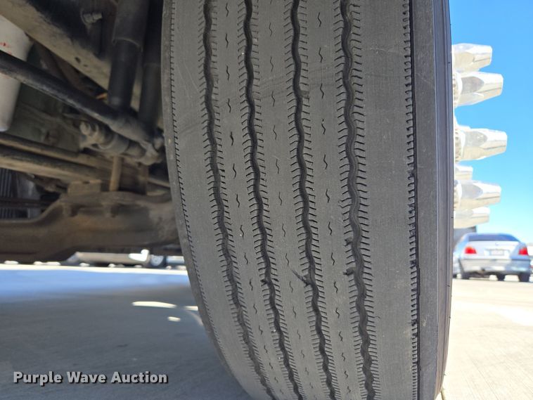 image for item DT7048 2016 Volvo VN semi truck