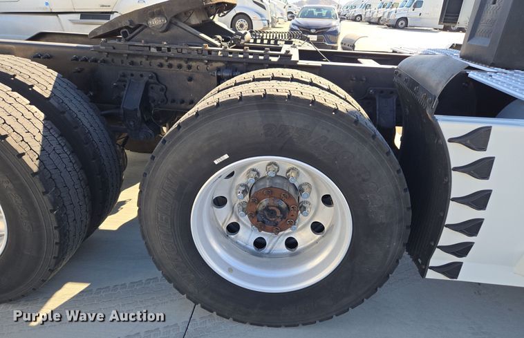 image for item DT7048 2016 Volvo VN semi truck