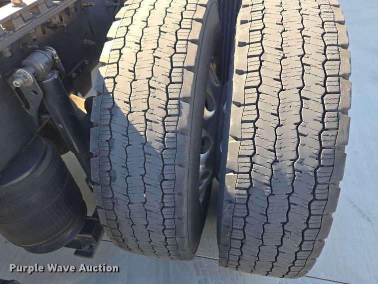 image for item DT7048 2016 Volvo VN semi truck