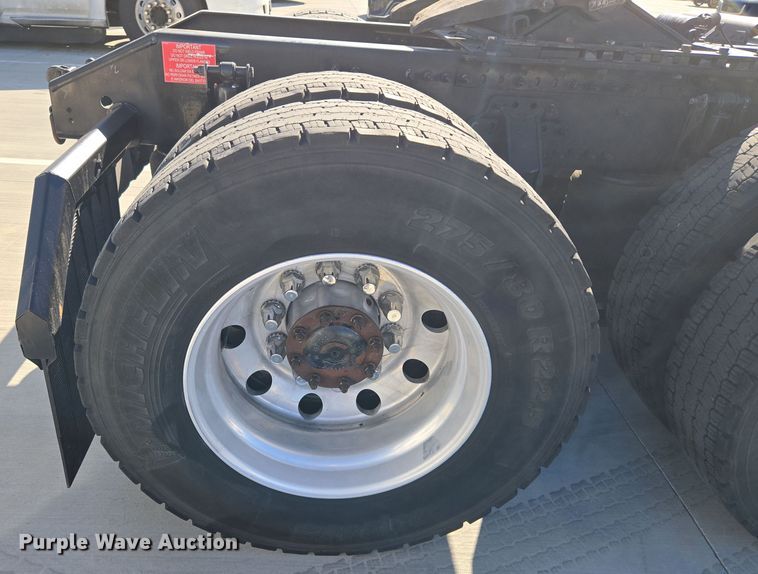 image for item DT7048 2016 Volvo VN semi truck