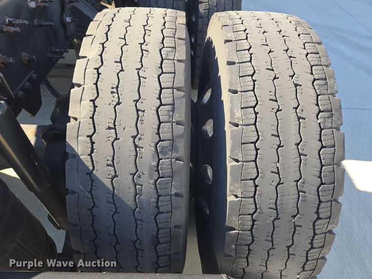 image for item DT7048 2016 Volvo VN semi truck