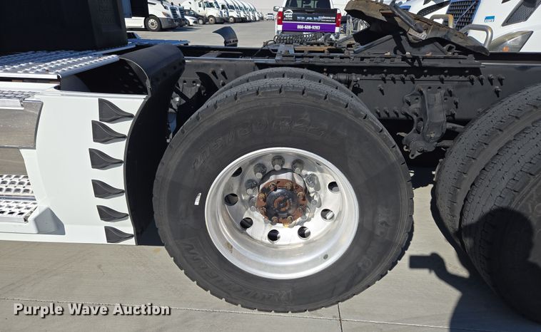 image for item DT7048 2016 Volvo VN semi truck