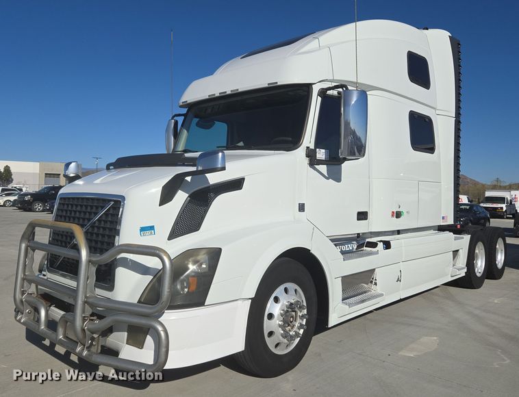 image for item DT7049 2015 Volvo VN semi truck