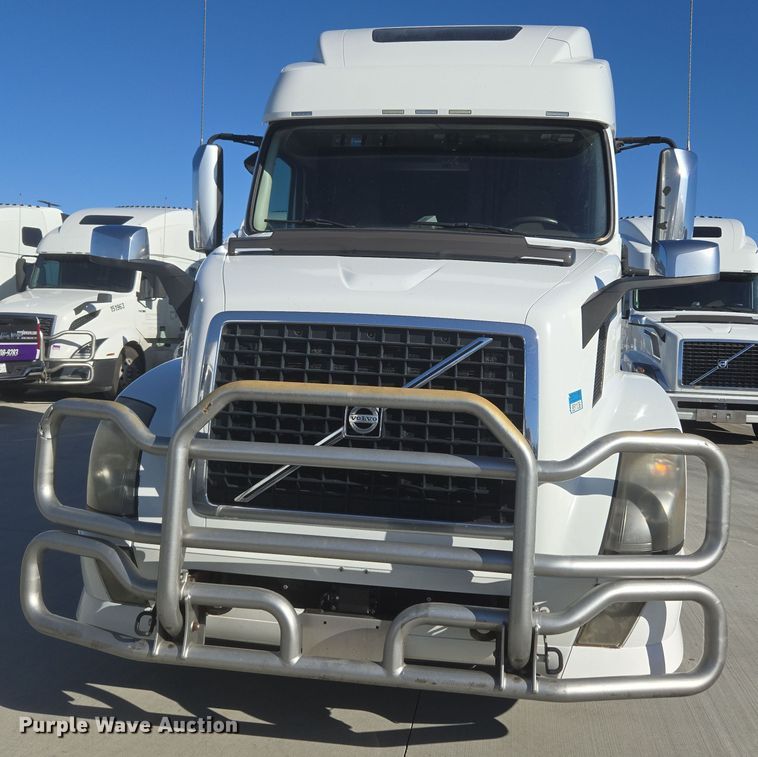 image for item DT7049 2015 Volvo VN semi truck