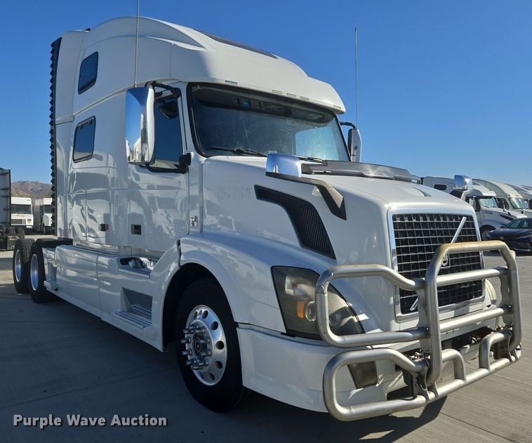 image for item DT7049 2015 Volvo VN semi truck