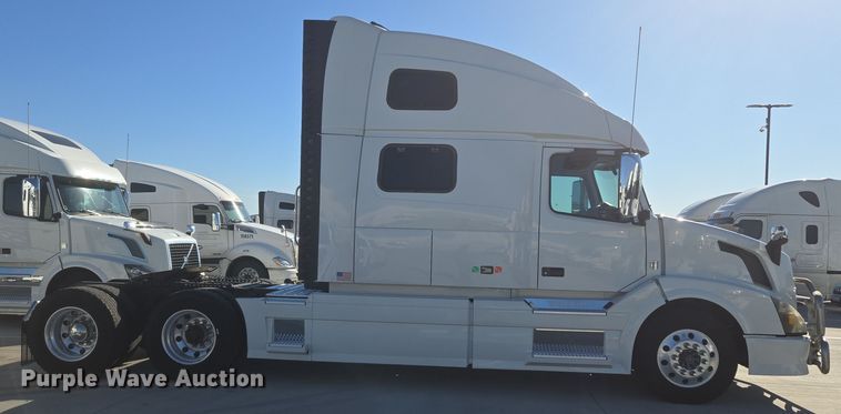 image for item DT7049 2015 Volvo VN semi truck