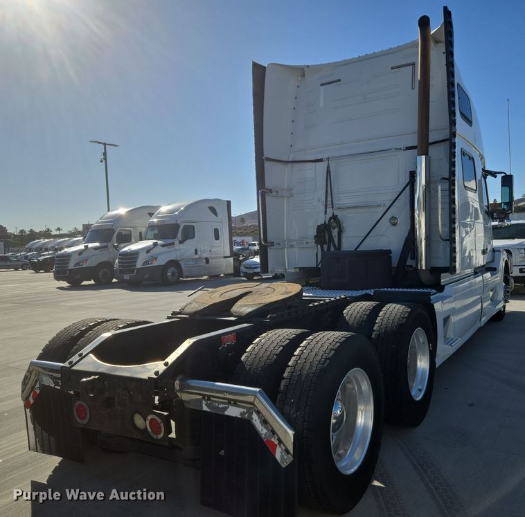 image for item DT7049 2015 Volvo VN semi truck