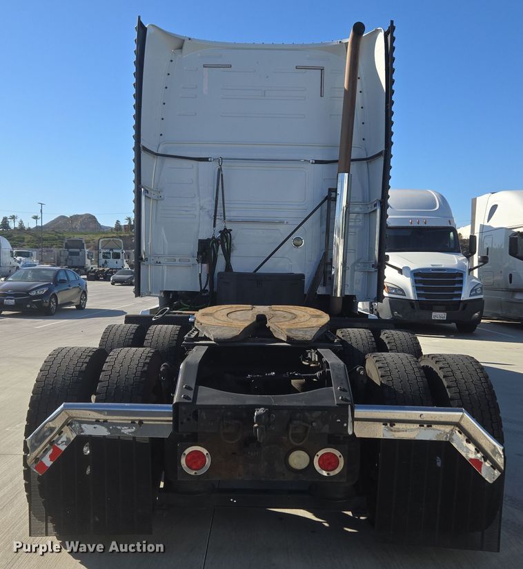 image for item DT7049 2015 Volvo VN semi truck