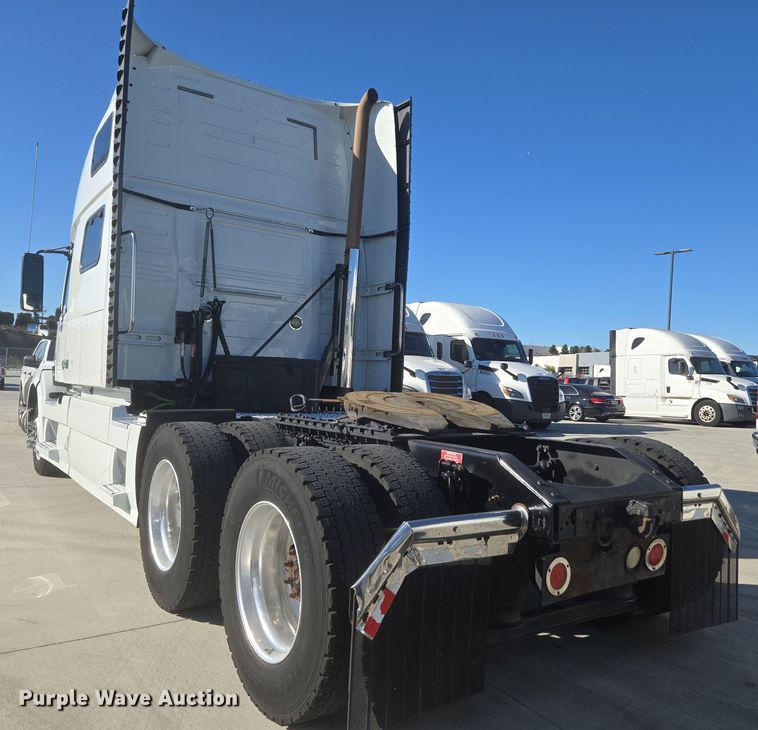 image for item DT7049 2015 Volvo VN semi truck