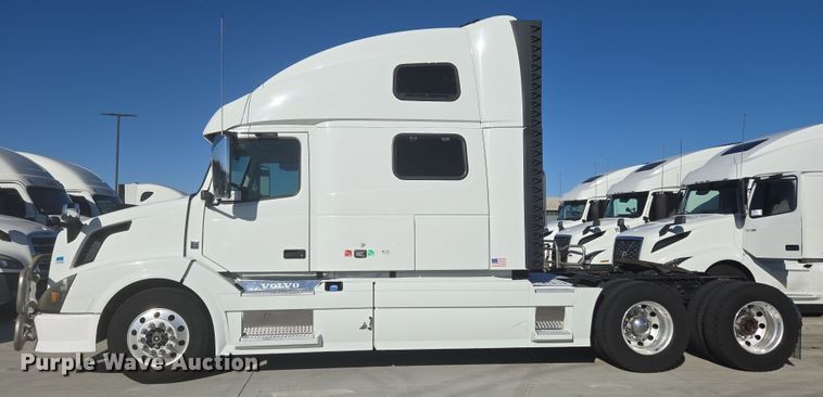 image for item DT7049 2015 Volvo VN semi truck