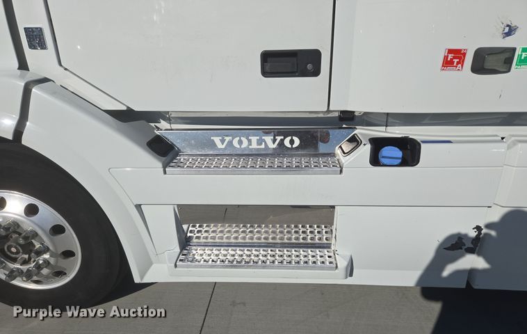 image for item DT7049 2015 Volvo VN semi truck