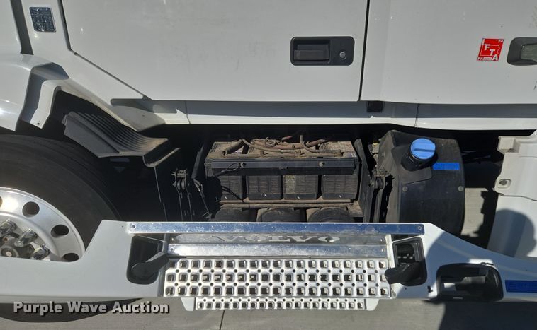 image for item DT7049 2015 Volvo VN semi truck