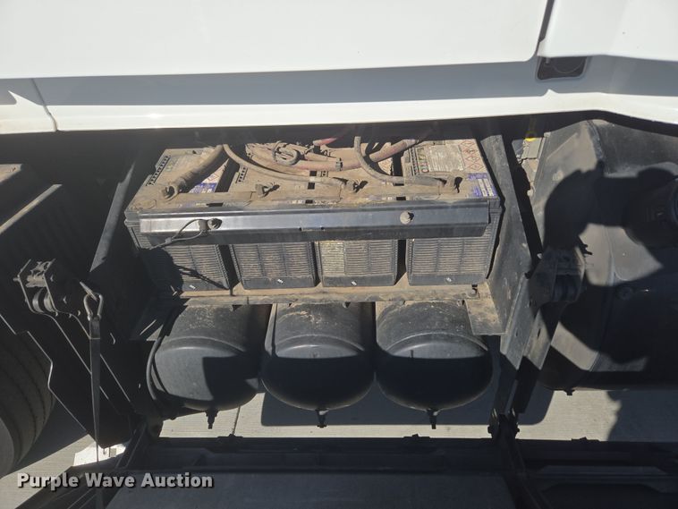 image for item DT7049 2015 Volvo VN semi truck