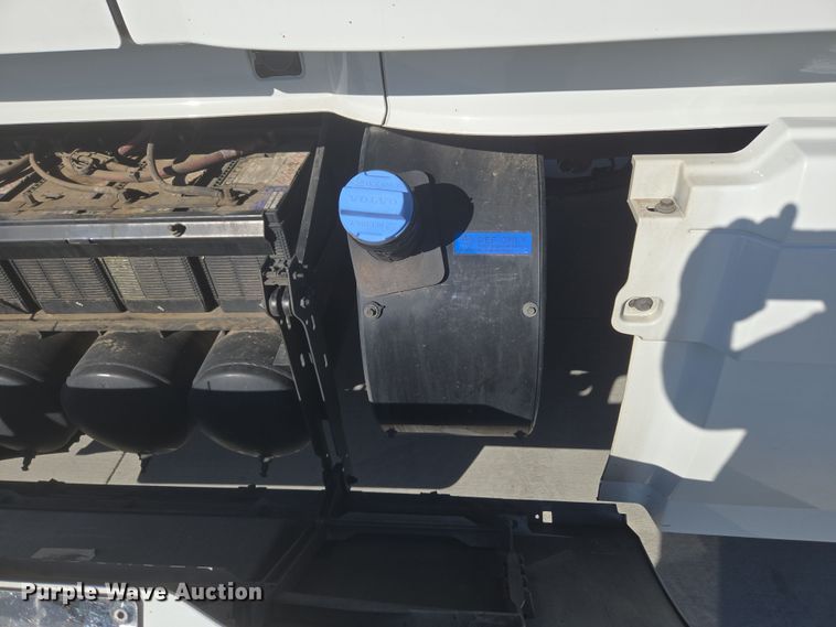 image for item DT7049 2015 Volvo VN semi truck