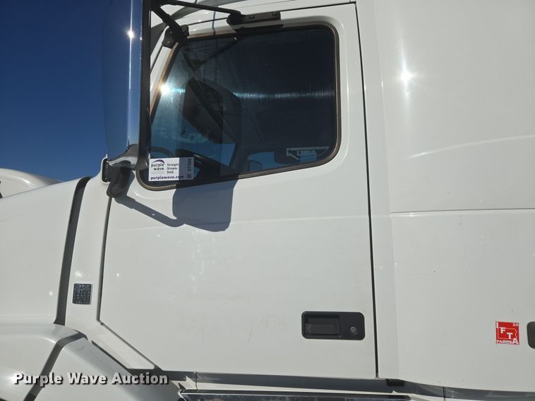 image for item DT7049 2015 Volvo VN semi truck